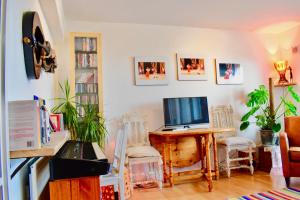 Lovely 2 Bedroom Apartment with Balcony and Sea views