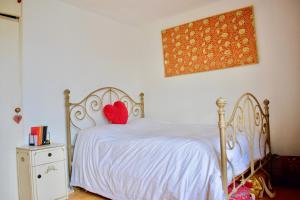 Lovely 2 Bedroom Apartment with Balcony and Sea views