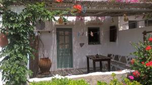 Family Room with Garden View room in Mathios Studios