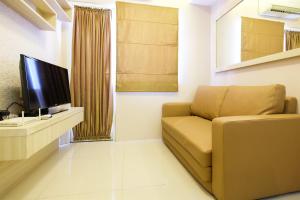 Easy Access to Mall 2BR Green Pramuka City Apartment By Travelio