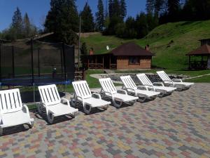 Lisoviy Zatyshok, z vidkrutum litnim baseynom,чан-джакузі