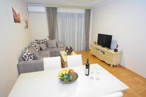 ROOMS & APARTMENTS DOBROTSKI DVORI