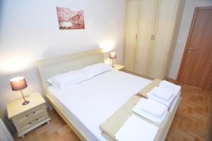 ROOMS & APARTMENTS DOBROTSKI DVORI