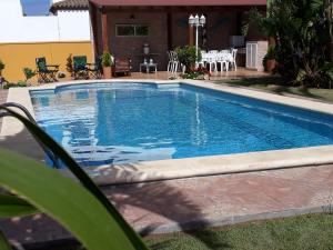 Chalet la Huerta con piscina y wifi no grupos
