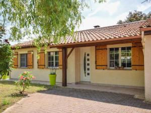 Modern villa in Condezaygues with private pool