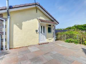 Cozy Holiday Home in Looe near River