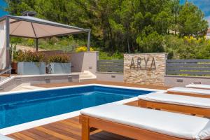 Villa Arya with heated swimming pool, roof hot tub, sauna and gym near the beach