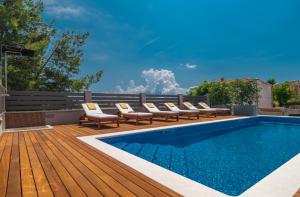 Villa Arya with heated swimming pool, roof hot tub, sauna and gym near the beach