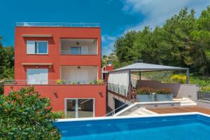 Villa Arya with heated swimming pool, roof hot tub, sauna and gym near the beach