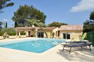Chalet ACCENT IMMOBILIER Villa neuve wifi gratuit piscine Orgon Francia