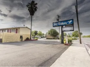 Sky Riders Motel - Laguna West