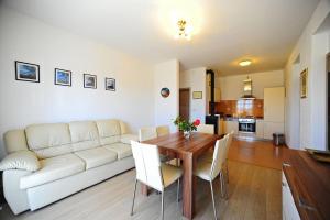 Two-Bedroom Apartment with Balcony room in Apartments with a parking space Gornje selo Solta - 15545