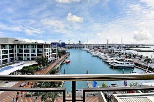 Viaduct Harbour Beauty with Balcony