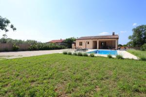 House Nina with heated pool near Pula