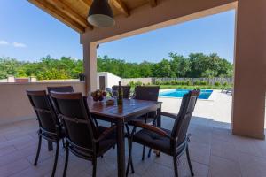 House Nina with heated pool near Pula