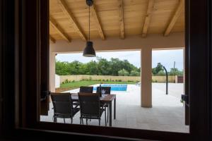 House Nina with heated pool near Pula