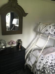 Scarlett Cabin Glan Gwna