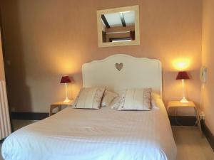 Hotels Logis Domaine du Prieure : Chambre Double Confort