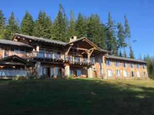 Wood Mountain Lodge