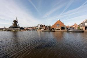 Farmhouse between the Frisian lakes on the water