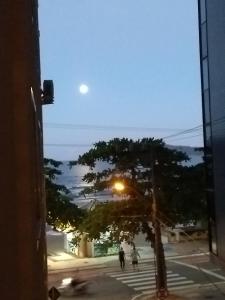 Apê Beira Mar Balneário Camboriú Pé na Areia próximo a Roda gigante Com Churrasqueira e garagem de fácil acesso poucos metros do Mundial de Beach tennis