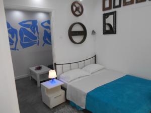 Monastiraki flea market & metro station appartment