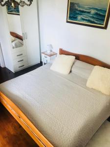 B. Ela rooms
