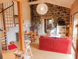 Maisons de vacances Cozy Holiday Home in Saint Privat d Allier near River : photos des chambres