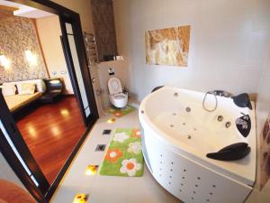 Сучасна Вілла з басейном на приватній території