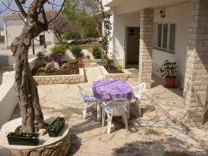 Apartments Luca - with nice courtyard