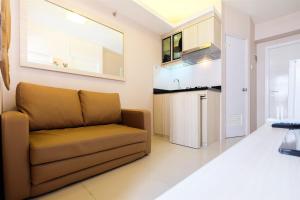 Easy Access to Mall 2BR Green Pramuka City Apartment By Travelio