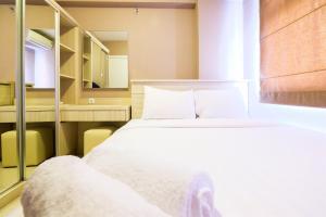 Easy Access to Mall 2BR Green Pramuka City Apartment By Travelio