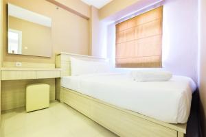 Easy Access to Mall 2BR Green Pramuka City Apartment By Travelio