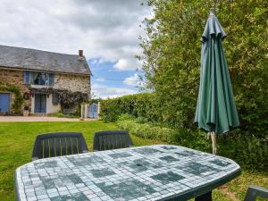 Charming typical Auvergne cottage with large garden and view of the countryside