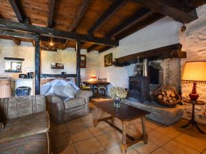 Maisons de vacances Charming typical Auvergne cottage with large garden and view of the countryside : photos des chambres