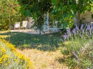 Maisons de vacances Beautiful Holiday Home in Murviel l s B ziers with Pool : photos des chambres