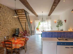 Maisons de vacances Beautiful Holiday Home in Murviel l s B ziers with Pool : photos des chambres
