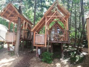 Tree House with Wooden Tub room in Glamping Ribno