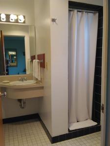 Queen Room with Sea View room in Bay Bridge Motel