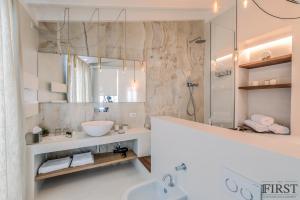 Hochzeitssuite Royal mit Whirlpool und einer Terrasse mit herrlichem Meerblick