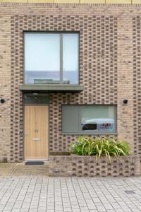 Modern & Exquisite Trumpington Townhouse with Parking & 5 mins to Papworth hospital