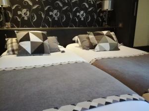 Hotels Logis Hotel Le Moulin de Chalons : Chambre Lits Jumeaux - Vue sur Jardin