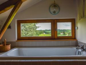 Maisons de vacances Exquisite Mansion in Cantal with bubble bath Sauna and Pool : photos des chambres