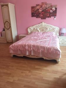 Large Double Room room in Green Roof