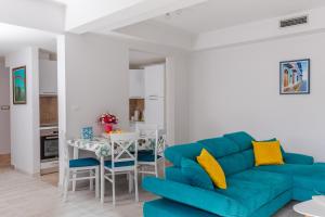 Apartment Azzurro with Pool and Parking