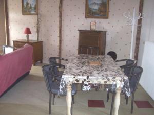 B&B / Chambres d'hotes Leclosdipontine l'ecole des demoiselles : Appartement - Vue sur Jardin