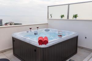 Bubbles Penthouse with Jacuzzi