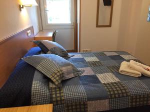 Single Room with Bathroom room in Hostal Rio De Castro