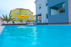 Lucky Luke Pool Apartments