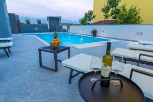 Lucky Luke Pool Apartments